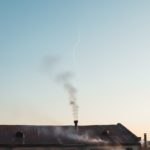 『空の輪郭に触れた煙』